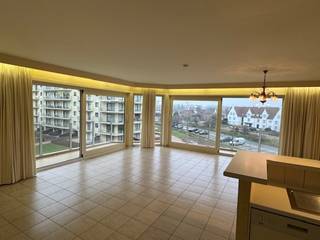 Appartement met garage gelegen in een luxe locatie centraal op 250meter tussen het strand en de Esplanade van De Panne.Recent vernieuwde gevel, ruime...