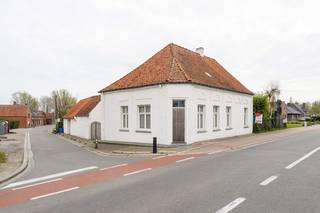 PRIJS OP AANVRAAG!<br /><br />Charmante eigendom op een ruim hoekperceel van ca. 834 m², gelegen langs de Kerkstraat met zijtoegang via de Herdersstraat.<br /><br />De bestaande woning biedt, mits renovatie of herontwikkeling, tal van mogelijkheden.<br /><br />Dankzij de perceelgrootte en gunstige ligging is dit een bijzonder interessante opportuniteit voor wie op zoek is naar ruimte, flexibiliteit en toekomstpotentieel.<br /><br />Het perceel leent zich uitstekend voor een kwalitatieve herinvulling, waarbij gedacht kan worden aan een ruime ééngezinswoning met bijgebouw, zorgwoning of combinatie van functies.<br /><br />Daarnaast biedt het perceel – mits herontwikkeling en onder voorbehoud van vergunning – potentieel voor een opsplitsing naar twee gekoppelde of compacte eengezinswoningen.<br /><br />De hoekligging met toegang via de Herdersstraat maakt een praktische ontsluiting en parkeermogelijkheid mogelijk, wat een belangrijke meerwaarde vormt.<br /><br />Dankzij de indelingsmogelijkheden en perceelgrootte is deze eigendom eveneens interessant voor diverse woonvormen zoals zorgwonen, kangoeroewonen of combinatie van meerdere functies (onder voorbehoud van vergunning).<br /><br />📍 Rustige ligging met vlotte bereikbaarheid<br />📐 Perceeloppervlakte: ca. 834 m²<br />🚗 Toegang en parkeermogelijkheid via Herdersstraat<br /><br />Unieke opportuniteit voor zowel particuliere kopers als investeerders die op zoek zijn naar een project met meerwaarde.