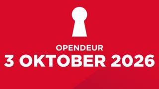 <p>[[ KIJKDAG OP ZATERDAG 3/10 OP AFSPRAAK. Boek vandaag nog uw bezoek ! ]]<br /><br /><br />In een rustige, residentiële buurt vlakbij het centrum en de Mandellaan, met een bakker, slager en apotheker op wandelafstand, ligt deze vrijstaande woning uit 1977. Volledig gelijkvloers, perfect onderhouden en dus helemaal toekomstbestendig: comfortabel wonen op één niveau, vandaag én later.</p>

<p>Door de jaren heen werd de woning consequent gerenoveerd en mee geëvolueerd met de modernste technieken. Zo werd het dak volledig vernieuwd en zonnepanelen (10x) met thuisbatterij zorgen voor een uitstekende energiebalans.<br /> </p>

<p>De inkomhal geeft toegang tot een ruime living met veel aangename lichtinval, een aansluitende eetkamer en een functionele keuken. Een apart bureel leent zich perfect voor thuiswerk of hobby, en verder vindt u drie volwaardige slaapkamers, een badkamer en een dressing. Aan bergruimte geen gebrek: een aparte wasberging én technische berging, een ruime zolder, een tuinhuis en een extern toegankelijke dubbele garage.<br /> </p>

<p>De droomtuin van 700 m² is een echte oase van rust. Meerdere zithoeken en twee terrassen laten u toe de hele dag de zon of net de schaduw op te zoeken.<br /> </p>

<p><strong>Bijzonder aan dit project</strong>: het perceel kan worden opgesplitst. Zo'n 500 m² (exacte afbakening door een landmeter) kan afgesplitst worden als bouwgrond, terwijl de woning een aangename en onderhoudsvriendelijke buitenruimte rondom behoudt. Ideaal als investering, kangoeroe- of zorgwoning, ruimte voor handel of vrij beroep — of een combinatie van dit alles.<br /> </p>

<p>Kortom: een instapklare gelijkvloerse woning, een tuin om van te dromen en een uitgesproken meerwaarde in het perceel zelf.</p>