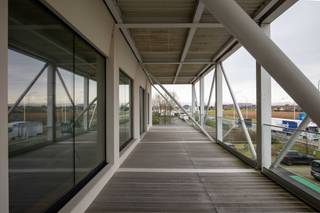 Roeselare - centrum : Kantoorruimte van 306m² bruto en terras op commerciële liggingKom en ontdek het prachtige R-Plaza, een recent kantorencomplex...