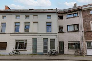 Vier slaapkamerwoning op top locatie te Gent Zuid!Mobiscore: 9,4/10!Deze woning onderging een renovatie in 2006 en bevindt zich vlakbij het...