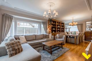 Charmante en gerenoveerde woning!Deze gezellige gezinswoning is rustig gelegen op wandel- en fietsafstand van winkels, scholen, openbaar vervoer enz...