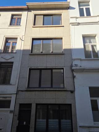 <div><strong>Stijlvolle en Instapklare Studio op Toplocatie in Hartje Antwerpen.</strong></div>
<div><span>Bent u op zoek naar een <strong>slimme investering</strong> of de ideale verblijfplaats voor een student in het bruisende centrum van Antwerpen? Zoek niet verder! Deze modern afgewerkte studio aan de Lange Nieuwstraat 141 biedt de perfecte combinatie van comfort, stijl en een onklopbare locatie.</span></div>
<div></div>
<div>Hoogtepunten van de Studio:</div>
<ul>
<li><span><strong>Slimme Indeling:</strong><span> </span>Dankzij de strategische plaatsing van een<span> </span><strong>hoogwaardige hoogslaper</strong><span> </span>wordt de bewoonbare oppervlakte optimaal benut. Onder het bed is ruimte gecreëerd voor een functionele werkplek en extra opbergruimte.</span></li>
<li><span><strong>Licht &amp; Ruimte:</strong><span> </span>De studio geniet van een aangename lichtinval en een open gevoel. De witte muren in contrast met de zwarte accentwand van de keuken zorgen voor een eigentijdse, loft-achtige uitstraling.</span></li>
<li><span><strong>Volledig Uitgerust:</strong><span> </span>Voorzien van een eigen, moderne kitchenette met kookplaat en combi-oven. De cozy badkamer is uitgerust met een eigen douche en toilet voor optimaal comfort.</span></li>
<li><span><strong>Buitenruimte:</strong><span> </span>De studio beschikt over toegang tot een gezellig terras/buitenruimte, een zeldzame troef in de binnenstad.</span></li>
</ul>
<div></div>
<div>Toplocatie: Lange Nieuwstraat 141, 2de verdieping</div>
<div>Gelegen in de felbegeerde<span> </span><strong>studentenbuurt</strong><span> </span>rond de Stadscampus van de Universiteit Antwerpen en de nieuwe <strong>KdG hogeschool</strong> om de hoek.</div>
<ul>
<li><span><strong>Alles binnen handbereik:</strong><span> </span>Op wandelafstand van de Meir, de Sint-Jacobskerk en talloze hippe koffiebars en restaurants.</span></li>
<li><span><strong>Uitstekende bereikbaarheid:</strong><span> </span>Vlotte verbinding met het openbaar vervoer en op korte afstand van Antwerpen-Centraal.<br /></span></li>
<li><strong><span>Op de tweede verdieping: </span></strong><span>Inpandig gelegen en dus energetisch interessant. Dankzij de tweede verdieping ook rust gelegen met meer licht inval.</span></li>
<li><strong><span>Extra troef:</span></strong><span> De straat wordt momenteel volledig vernieuwd met het openbaarvervoer voor de deur en wordt midden 2026 volledig gebruiksklaar verwacht!</span></li>
</ul>
<div></div>
<div>Waarom investeren?</div>
<div>Deze studio maakt deel uit van een charmant pand dat zeer geliefd is bij studenten. Met een gemiddelde huurprijs voor studio's in Antwerpen rond de €650 (exclusief kosten) biedt dit object een<span> </span><strong>solide rendement</strong>. Bovendien zijn studentenverblijven onder bepaalde voorwaarden vrijgesteld van de belasting op tweede verblijven.</div>
<div><strong>Grijp deze kans en plan vandaag nog uw bezoek aan deze parel in het hart van de stad!<br /><br /></strong><span>Voor meer info of een afspraak ter plaatse contacteer Wim via wim@reds.be of +32 484 22 07 40</span><strong><br /></strong></div>