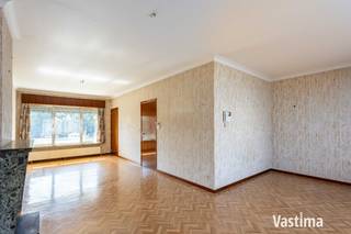 Op zoek naar een woning met ruimte, een garage én een tuin, maar richt je ze liever helemaal in naar jouw eigen smaak? Dan verdient deze te renoveren bel-etage nabij het centrum van Lebbeke absoluut jouw aandacht.<br /><br />De woning beschikt over een solide structuur en een praktische indeling verdeeld over drie niveaus. Op het gelijkvloers vind je een ruime, lichtrijke inkomhal, wasplaats en aansluitende garage met rechtstreekse toegang tot de tuin. Handig voor de wagen, fietsen, stockage en alles wat je liever niet door de woning sleept.<br /><br />Op de eerste verdieping wacht een ruime en vooral lichtrijke leefruimte. Hier is voldoende plaats voor een gezellige zithoek en grote eettafel, terwijl de aansluitende keuken alle mogelijkheden biedt om er jouw eigen ding van te maken. Leuk extraatje is het overdekte terras met trap naar de tuin: ideaal om ook op minder zonnige dagen van het buitenleven te genieten. <br /><br />Nog een verdieping hoger bevinden zich drie volwaardige slaapkamers en de badkamer. Ideaal voor een gezin, maar evengoed voor wie een extra bureau, dressing of hobbykamer kan gebruiken.<br /><br />Enkele / dubbele beglazing en rolluiken zijn aanwezig, maar verder vraagt de woning om renovatie en modernisering. En net daar ligt de opportuniteit: je betaalt niet voor de keuzes van iemand anders, maar creëert stap voor stap een thuis die helemaal bij jou past.<br /><br />Ook de ligging is mooi meegenomen. Je woont vlak bij het centrum van Lebbeke, met winkels en dagelijkse voorzieningen binnen handbereik en sportinfrastructuur vlakbij.<br /><br />* Dit pand kan onderhevig zijn aan de renovatieverplichting die door de Vlaamse overheid wordt opgelegd voor residentiële gebouwen. Consulteer voor meer informatie de website van het Vlaams Energie- en Klimaatagentschap.<br /><br />Zie jij de mogelijkheden al? Contacteer Vastima en plan jouw bezoek.