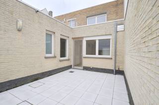 Gezellige en centraal gelegen woning (kangoeroewoning), nabij de Keuvelhoekstraat.<br /><br />Deze veelzijdige eigendom biedt tal van mogelijkheden en combineert comfort met een praktische indeling.<br /><br />Gelijkvloers:<br />Inkomhal, ruime en lichtrijke woonkamer, open en volledig ingerichte keuken voorzien van alle comfort met directe toegang tot het terras. Verder beschikt deze verdieping over een apart gastentoilet, twee volwaardige slaapkamers en een badkamer uitgerust met douche, lavabo en toilet.<br /><br />Eerste verdieping:<br />Aangename leefruimte met open keuken en toegang tot het terras. Daarnaast een slaapkamer met ingemaakte kasten en een badkamer voorzien van douche en lavabo.<br /><br />De woning beschikt bovendien over een inpandige garage.