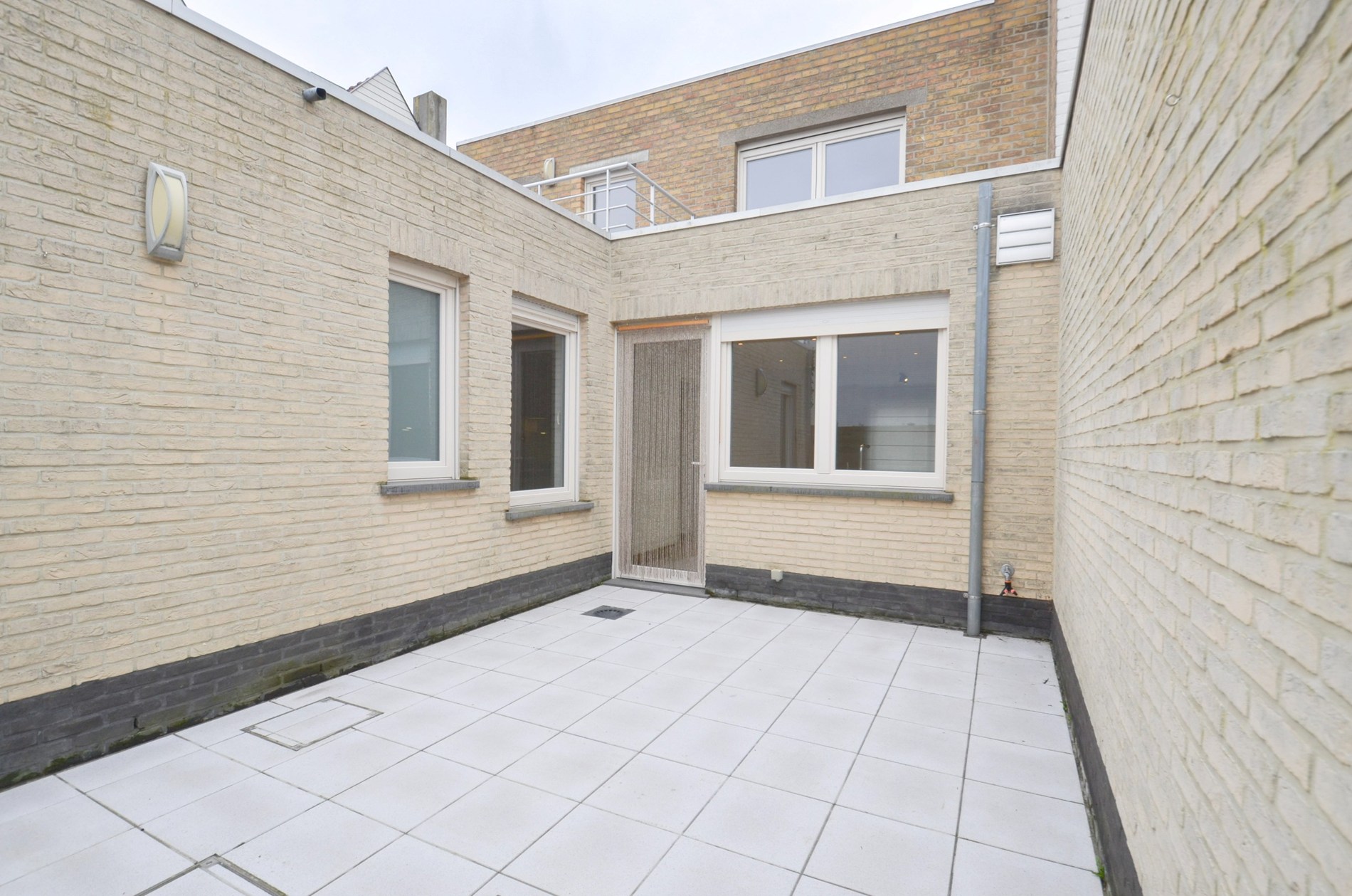 Ruime woning met ruime terrassen en een inpandige garage gelegen nabij de keuvelhoekstraat. - foto 4