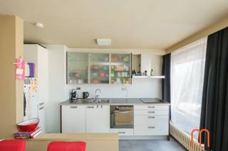 Ben je op zoek naar een <strong>instapklaar appartement te koop aan de kust</strong>? Ontdek dit smaakvol vernieuwde <strong>2-slaapkamerappartement in Mariakerke (Oostende)</strong>, gelegen in de geliefde en rustige wijk op wandelafstand van het strand, winkels en openbaar vervoer.<br />Dit appartement op de <strong>tweede verdieping</strong> van de verzorgde residentie <em>Lindenhof</em> biedt een ideale combinatie van comfort, licht en een bijzonder aangename ligging.<br /><br /><strong><u>Lichtrijke woonkamer &amp; vernieuwde keuken</u></strong><br />Bij het binnenkomen valt meteen de ruime inkomhal op, die toegang biedt tot de gezellige, lichtrijke woonkamer. <strong>Grote raampartijen</strong> zorgen voor een open en luchtig gevoel – perfect om tot rust te komen na een dag aan zee.<br /><br />De recent vernieuwde en praktisch ingerichte keuken sluit naadloos aan op de leefruimte en is voorzien van alle comfort voor dagelijks gebruik.<br /><br /><strong><u>2 rustige slaapkamers &amp; zonnig terras</u></strong><br />Achteraan het appartement bevinden zich <strong>twee mooie slaapkamers</strong>, gelegen aan de stille zijde van het gebouw.<br />Vanuit beide kamers bereik je het zonnige terrasje, waar je in alle privacy kan genieten van de buitenlucht.<br /><br /><strong><u>Comfort &amp; kwaliteit</u></strong><br />De badkamer werd fris en hedendaags ingericht met douche, en er is een afzonderlijk toilet aanwezig. Dankzij de volledige renovatie van het appartement (bouwjaar 1965, maar volledig vernieuwd) geniet je hier van hedendaags wooncomfort, centraal verwarmd op aardgas.<br /><br /><br />De elektrische installatie is positief gekeurd en het gunstige <strong>EPC-score van 175</strong> maakt dit een energiezuinige keuze aan de kust.<br /><br /><strong>Interessante investering – reeds verhuurd met goed rendement</strong><br /><br />Dit appartement is momenteel verhuurd, wat betekent dat je meteen geniet van stabiele huurinkomsten en een sterk rendement.<br />Dankzij de locatie, afwerking en energiezuinigheid blijft dit een bijzonder aantrekkelijke keuze voor investeerders die op zoek zijn naar een veilige en duurzame belegging aan de kust.<br /><br /><br /><strong><u>Belangrijkste kenmerken</u></strong><br />Gegeerde ligging in Mariakerke, nabij strand en winkels<br />75 m² woonoppervlakte + terras<br />2 slaapkamers aan de rustige achterzijde<br />Volledig vernieuwd appartement<br />Momenteel verhuurd – ideaal als investering met goed rendement<br />Positieve elektrische keuring<br />EPC: 175<br />Centrale verwarming op aardgas<br />KI: € 713