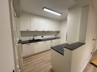 Deze ruime woning werd van beneden tot boven volledig vernieuwd! Ze is gelegen in Sint-Lodewijk, een deelgemeente van Deerlijk.
<h4>Indeling</h4>
<ul>
<li>inkom</li>
<li>toilet</li>
<li>living met gaskachel (enige verwarming, krachtig toestel, kan volledige woning verwarmen)</li>
<li>halfopen keuken voorzien van alle toestellen</li>
<li>kelder</li>
<li>garage</li>
<li>3 ruime slaapkamers</li>
<li>ruime badkamer met inloopdouche, lavabomeubel en toilet</li>
<li>zolder</li>
<li>grote tuin</li>
</ul>
<h4>Troeven</h4>
<ul>
<li>volledig vernieuwd</li>
<li>geschilderd, voorzien van lichtarmaturen</li>
<li>elektrische rolluiken</li>
<li>rustige ligging</li>
</ul>
<h4>Praktisch</h4>
<ul>
<li>huurprijs: € 975</li>
<li>beschikbaar half november</li>
<li>Interesse in een bezoek? Bel me gerust.</li>
</ul>