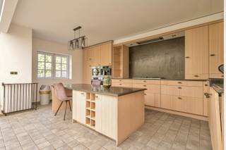 Op zoek naar een woning die nét dat tikkeltje meer mogelijkheden biedt? Deze verrassend ruime woning combineert comfortabel wonen met een interessante ruimte aan de straatzijde. Een plek die in het verleden al dienstdeed als vleeswinkel en kapsalon en zich vandaag perfect leent tot een creatieve invulling: denk aan een praktijkruimte, bureau, atelier, hobbyruimte of andere activiteit aan huis, uiteraard steeds onder voorbehoud van de nodige vergunningen. Via deze voorste ruimte kom je in de technische ruimte, gevolgd door een badkamer met ligbad en een afzonderlijk gastentoilet.<br />En dan opent de woning zich helemaal naar achteren toe. Aan de tuinzijde bevindt zich een royale woonkamer met open keuken, voorzien van een knap keukeneiland. De bijzonder lichtrijke eetruimte geniet van een mooie connectie met de tuin en vormt een heerlijke plek om dagelijks samen te komen.<br />Op de eerste verdieping bevinden zich twee volwaardige slaapkamers. Ook de zolderverdieping werd volledig ingericht en vormt een absolute meerwaarde. Hier vind je een extra kamer én een eigen badkamer met douche, toilet en wastafel. Ideaal als master bedroom, tienerkamer, logeerverdieping of rustige werkplek.<br />Aan praktische ruimte eveneens geen gebrek: zo hebben we een kelder en een handige zijberging met rechtstreekse toegang tot de tuin.<br />Een woning voor wie ruim wil wonen, maar vooral ook voor wie droomt van wonen en werken onder één dak. De ruimte aan de straatzijde geeft dit pand nét dat extra potentieel en maakt verschillende invullingen mogelijk.