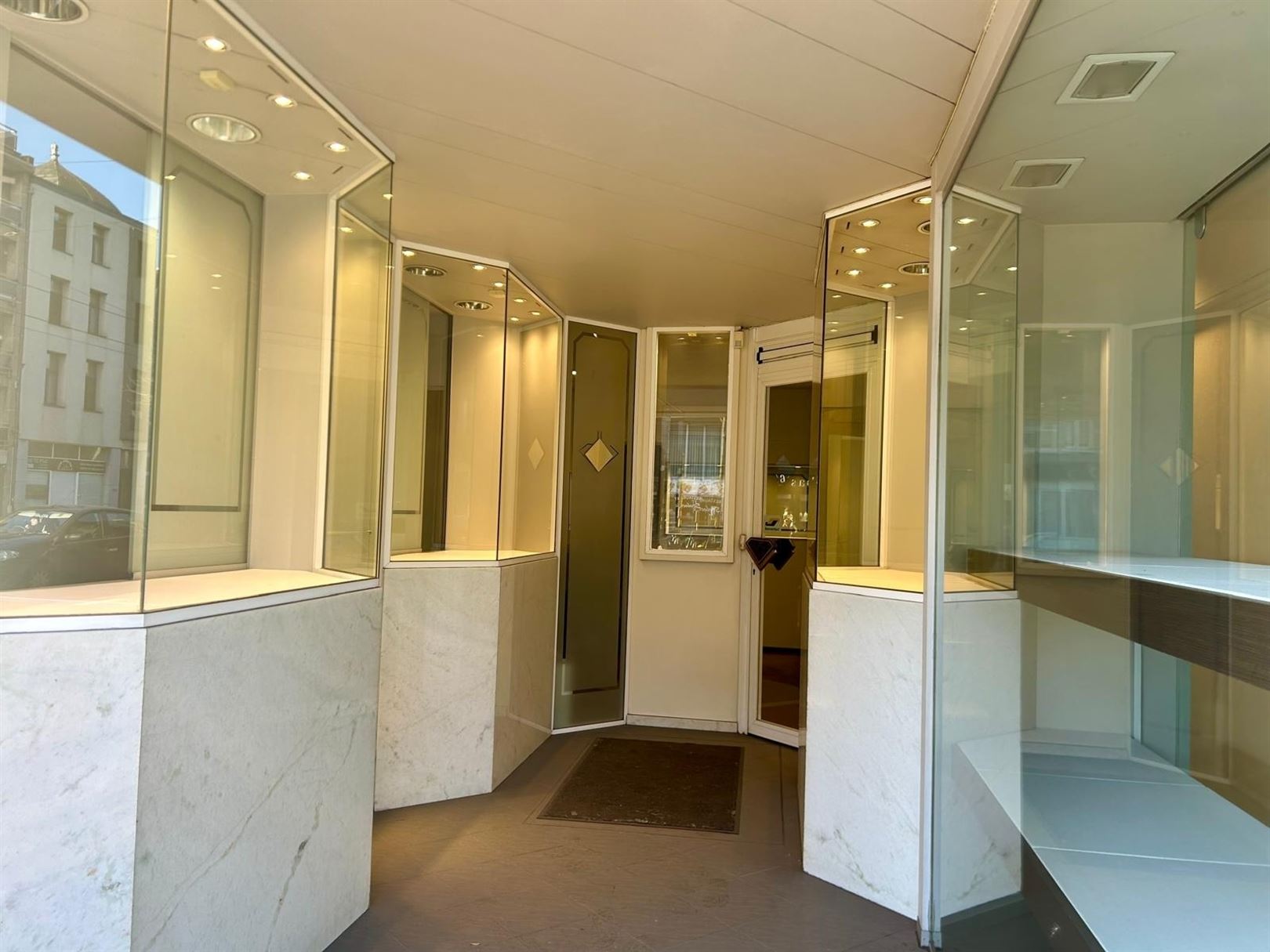 Handelsgelijkvloers op zichtlocatie - foto 4