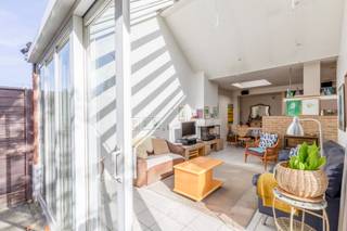In de <strong>Don Bosco-wijk</strong>, ook gekend als de <strong>Bloemetjeswijk</strong>, wacht deze gesloten bebouwing op iemand die er een eigen verhaal wil schrijven. Een woning met een warme basis, verrassend veel ruimte en een <strong>zuidgerichte tuin</strong> die uitnodigt om de dagen wat langer buiten door te brengen.<br /><br />Achter de gevel ontvouwt zich een woning met een praktische indeling en tal van mogelijkheden. Je komt binnen via de inkomhal met gastentoilet, waarna een <strong>berging met wasplaats</strong> en een droge kelder voor extra opbergruimte zorgen. Verderop bevinden zich de woonkamer met aansluitende, aparte bureauruimte en de keuken. De badkamer vervolledigt het gelijkvloers, terwijl de <strong>veranda </strong>een aangename overgang vormt naar de zuidgerichte tuin, waar binnen en buiten op een natuurlijke manier in elkaar overvloeien.<br /><br />Buiten wacht een zuidgerichte tuin waar de zon alle ruimte krijgt. Het voortuintje zorgt dan weer voor een groen welkom, terwijl de <strong>achteruitweg met fietsenstalling</strong> een bijzonder praktische troef vormt in het dagelijkse leven.<br /><br />Op de eerste verdieping bevinden zich <strong>twee slaapkamers</strong>, aangevuld met twee bergruimtes die zich lenen tot het opbergen van spullen of het creëren van een dressing of hobbyruimte. Via de vaste trap bereik je de tweede verdieping, waar een bijzonder <strong>ruime zolderkamer</strong> nieuwe perspectieven opent. Denk aan een royale master bedroom, een creatieve werkplek of een volwaardige extra verdieping, helemaal afgestemd op jouw wensen.<br /><br />Een woning met ruimte om te dromen, mogelijkheden om te benutten en een ligging in de vertrouwde omgeving van de Bloemenwijk. Een plek waar je vandaag de basis vindt en morgen helemaal je eigen thuis van maakt.<br /><br />Hebt u interesse of hebt u vragen? Neem dan contact op via laurens@claves.be of op het nummer 0476 21 35 46.<br />