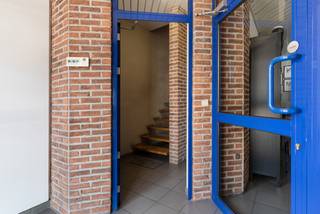 <p><strong><span>Ruime duplexwoning met commerciële ruimte op een toplocatie in het centrum van Dessel</span></strong></p>
<p><span>Deze instapklare duplexwoning met commerciële ruimte geniet van een uitstekende ligging in het centrum van Dessel. Dankzij de aparte handelsruimte is dit pand de ideale combinatie van comfortabel wonen en professioneel ondernemen op één adres.</span></p>
<h3><span>Indeling</span></h3>
<p><strong><span>Gelijkvloers</span></strong><br /><span>Via de inkomhal heeft u afzonderlijke toegang tot zowel de commerciële ruimte als het privatieve woongedeelte op de eerste en tweede verdieping.</span></p>
<p><span>De handelsruimte beschikt over een eigen inkom, wat een professionele ontvangst van klanten mogelijk maakt. Verder omvat deze ruimte een aparte pasruimte of berging. Achteraan bevindt zich een afzonderlijk atelier of bureau, uitgerust met een kitchenette en een apart toilet. Hierdoor leent het pand zich perfect voor diverse zelfstandige activiteiten of een vrij beroep.</span></p>
<p><strong><span>Eerste verdieping</span></strong><br /><span>De leefverdieping biedt een ruime en lichtrijke woonkamer met aansluitend een volledig geïnstalleerde keuken. Daarnaast bevinden zich hier een ruime slaapkamer, een vernieuwde badkamer, een apart gastentoilet en een praktische wasplaats.</span></p>
<p><span>Vanuit de slaapkamer heeft u toegang tot het ruime, zuidoostgerichte terras met een aangenaam groen uitzicht. Het terras is bovendien uitgerust met een elektrische zonneluifel, zodat u optimaal van het buitenleven kunt genieten.</span></p>
<p><strong><span>Tweede verdieping</span></strong><br /><span>Op de bovenste verdieping vindt u een tweede volwaardige slaapkamer, een infraroodsauna en een extra bergruimte.</span></p>
<p><strong><span>Tuin</span></strong><br /><span>De onderhoudsvriendelijke, zuidoost gerichte tuin beschikt over een tweede terras en geeft toegang tot een afgesloten garage. Daarnaast is er een extra autostaanplaats voorzien.</span></p>
<h3><span>Troeven</span></h3>
<ul>
<li><span>Combinatie van wonen en werken op één locatie</span></li>
<li><span>Commerciële topligging met uitstekende zichtbaarheid</span></li>
<li><span>Geen renovatieverplichting</span></li>
<li><span>Afgesloten garage én extra autostaanplaats</span></li>
<li><span>Instapklaar</span></li>
<li><span>Zuidoostgerichte tuin en terras met groen uitzicht</span></li>
</ul>