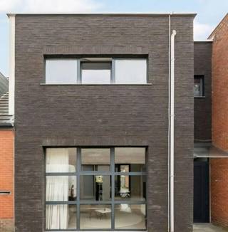 Zonnige tuin op een absolute topligging, op wandelafstand van winkels, scholen, het gemeentepark en het centrum van Kapellen.Gezellige, ruime...