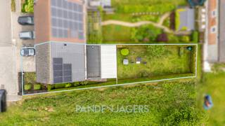 Op het einde van een doodlopende straat vinden we deze moderne halfopen bebouwing (bouwjaar 2007). <br /><br />Bij het binnenkomen vinden we een eerste toilet in de inkomhal. De woonkamer, eetplaats en keuken vormen een modern, open geheel. Er is een afzonderlijke berging of wasplaats en een inpandige garage. Op de eerste verdieping zijn er 3 slaapkamers, een badkamer met ligbad en douche en een tweede afzonderlijk toilet. <br /><br />De zolderverdieping is nog eens 40 m2 groot en is momenteel nog via een zolderluik te bereiken. Hier kunnen nog eens 2 slaapkamers voorzien worden. <br /><br />Er is een uitstekende EPC-score (B-label) dankzij onder meer zonnepanelen, de elektriciteit is conform gekeurd. Er is een regenwaterput en een aansluiting om een laadpaal te installeren. De grootste troef is zonder meer de locatie: rustig gelegen op het einde van een doodlopende straat en naast een open landschap. <br /><br />Pandenjagers is een innovatief vastgoedkantoor en kiest bewust voor een unieke en transparante aanpak. Bij ons bestaat de totale aankoopprijs altijd uit twee duidelijke onderdelen: de adviesprijs die bovenaan in de advertentie vermeld staat, plus onze vaste commissie van 10.000 euro incl. BTW. Dankzij deze open prijsstructuur krijgt u als koper vanaf het eerste moment een eerlijke inkijk hoe de totale prijs van het pand tot stand is gekomen. <br /><br />Interesse? Contacteer ons via 015/677.000 of info@pandenjagers.be.