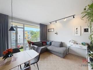 <p><strong>ELSENE: Dicht bij de Solbosch-campus, het openbaar vervoer en alle voorzieningen, gemeubeld appartement met 1 slaapkamer van ±39m² gelegen op de 3e verdieping met lift. Het appartement is als volgt ingedeeld: woonkamer van ±15 m², volledig uitgeruste keuken (oven, kookplaat, dampkap, vaatwasser, kleine koelkast met vriesvak), balkon van ±9 m² georiënteerd naar het oosten, slaapkamer van ±9 m² met ingebouwde kasten, douchekamer met toilet en een was-droogcombinatie. Lasten: voorschot van 100€/maand, inclusief warm water, koud water, verwarming, gemeenschappelijke kosten en conciërgedienst. EPC C+. Beschikbaar vanaf 01/07/2026.</strong></p>
<p></p>
<p><u>Gelegen op de 3e verdieping met lift:</u></p>
<ul>
<li>Woonkamer ±15 m²</li>
<li>Volledig uitgeruste keuken (oven, kookplaat, dampkap, vaatwasser, kleine koelkast met vriesvak)</li>
<li>Oostgericht balkon ±9 m²</li>
<li>Slaapkamer ±9 m² met ingebouwde kasten</li>
<li>Douchekamer met toilet en een was-droogcombinatie</li>
</ul>
<p></p>