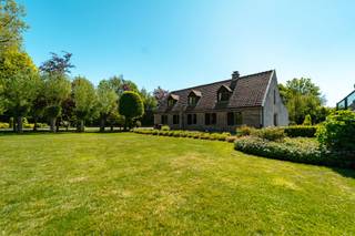 <p><span>Plan uw bezoek tijdens het bezoekweekend van 23 en 24 mei. Richtprijs: € 575.000</span></p>
<p><span>Welkom in de Duivigestraat 17 te Roeselare.</span></p>
<p><span>Achter een lange privatieve oprijlaan die elegant uitmondt in een rondpunt, ontvouwt zich een uitzonderlijk domein van ca. 3.300 m². Hier wordt het meteen duidelijk: dit is geen klassieke woning, maar een plek waar u zich volledig kan terugtrekken in uw eigen wereld.</span></p>