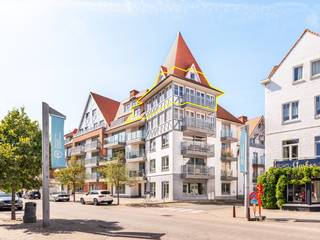 Ontsnappen aan de dagelijkse drukte ? Of iedere dag ontwaken als god in Frankrijk? Kortom, een “pied à terre” aan Zee?<br /><br />De residentie 't Kloosterhof bevindt zich in het hartje van Sint-Idesbald, ook wel het “Zoute” van de Westkust genoemd. We bevinden ons op wandelafstand van zee, het openbaar vervoer, de winkels en de vele restaurants. Sint-Idesbald is niet voor niets het culinair epicentrum van de kust! <br /><br />De typische Anglo-Normandische bouwstijl draagt bij tot het authentieke karakter van dit gebouw alsook tot de gemoedelijke sfeer van Sint-Idesbald zelve.<br /><br />Bij de indeling van dit appartement werd duidelijk een opsplitsing gemaakt tussen de woonkamer met keuken en het slaapgedeelte.<br /><br />De woonkamer straalt gemoedelijkheid en rust uit. Tevens kunt u vanuit deze ruimte op het balkon stappen om elke dag de heerlijke geur van de zee op te snuiven. Aansluitend vinden we de ruime, volledig uitgeruste keuken met berging.<br /><br />Verder treffen we op de benedenverdieping van dit duplexappartement de master bedroom, een tweede slaapkamer, een badkamer voorzien van douche en dubbele lavabo in meubel en het afzonderlijk toilet.<br /><br />Via de trap komen we op de bovenverdieping die bestaat uit een gigantische slaapkamer met aanpalende badkamer voorzien van een bad, een toilet en dubbele lavabo in meubel. <br /><br />Als kers op de taart zit er een ruime privatieve kelder inbegrepen in de vraagprijs.<br /><br />Mogelijkheid tot aankoop van dubbele garagebox (diepte 9m95, breedte 3m) in de residentie. Vraagprijs € 80.000. <br /><br />Tevens is er een makkelijk toegankelijke en ruime gemeenschappelijke fietsenberging aanwezig. <br /><br />Bent u op zoek naar een ruim woonappartement in het centrum van Sint-Idesbald? Of zoekt u een ruim en kwalitatief tweede verblijf? Neem dan snel contact met ons op voor een bezoek aan dit zeldzaam appartement!