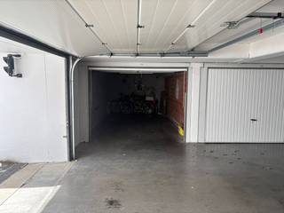 Goed gelegen garagebox te koop onder de residentie “Villa Frejus” te Middelkerke, Warande 33, op een steenworp van het centrum en de zeedijk! De garage is eenvoudig binnen te rijden en vlot toegankelijk via de Ijzerlaan.Afmetingen:- diepte: 5,40m- breedte: 2,75m- inrijbreedte: 2,35m- hoogte: 1,72mBent u geïnteresseerd in een garagebox op een centrale ligging vlakbij het centrum van Middelkerke? Aarzel niet en contacteer ons voor meer informatie of een bezoek ter plaatse!Bestuursmaatregelen in het maatregelenregister: nee