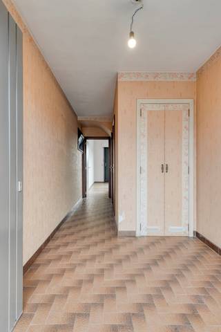 Aan het einde van een rustige straat, in een aangename woonwijk in Wetteren, ligt deze vrijstaande woning die meteen een gevoel van...