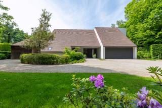 Cette magnifique villa sur un beau terrain orienté sud-ouest de 3 159 m² est située dans un quartier résidentiel verdoyant récemment réaménagé,...