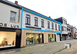 <p><span>Ruim appartement (135m²) in centrum Tessenderlo te huur.<br />Het appartement werd met de beste materialen afgewerkt.<br />Ideaal gelegen met parkeermogelijkheid vlak voor de deur.</span></p><p><span>Indeling:<br />- De inkom voordeur is privatief en bevindt zich op de gelijkvloerse verdieping<br />- Van hieruit neemt u de trap tot de eerste verdieping waarbij u terecht komt in de inkomhal en is een bergruimte voorzien met aansluiting wasmachine<br />- Woonkamer<br />- Keuken<br />- 2 ruime slaapkamers, alsook is er een bureau / berging aanwezig met toegang tot de ruime veranda.<br />- Op het gelijkvloers is er ook een berging voor het plaatsen van fietsen,...<br /><br /></span></p><p><span>Huurprijs bedraagt €960,00 en voor het verbruik van water en gas zal er een maandelijkse provisie van €110,00 aangerekend worden. Alle andere nutsvoorzieningen (elektriciteit, internet, tv...) zijn individueel.</span></p><p><span>Wenst u dit pand te bezoeken? Dat kan!</span></p><p><span>Vraag dan zeker uw bezoek aan op onze website www.immodiest.be -> Te huur -> "GEELSEBAAN 8 BUS 1" -> Oranje knop "Vraag uw bezoek aan" en vul je gegevens in. </span></p><p><span>Van zodra wij deze ontvangen hebben nemen wij met u contact op.</span></p><p><span> </span></p>