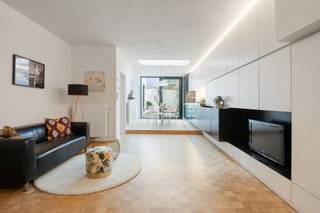 Dit aangename gelijkvloerse appartement met privatieve tuin combineert een praktische indeling met een warme afwerking. Gelegen in een rustig...