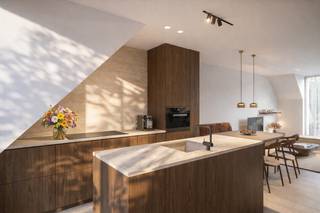 Duplex-dakappartement op de derde en vierde verdieping van de nieuwe residentie "Stan" te Heist-aan-Zee. Een bruikbare vloeroppervlakte van 95 m² + zongericht terras. Energielabel A, zeer energiezuinig. Aankopen aan 6 % BTW is mogelijk. <br /><br />Een super leuk derde verdiep met de leefruimte en de keuken. De leefruimte geeft uit op het terras aan de straatkant. Op dit terras kan een tafel geplaatst worden. De keuken is open en ligt achteraan het appartement. Hier een tweede terras met de ochtendzon. Op deze verdieping verder een bergruimte/wasplaats en een toilet. In de dakverdieping twee slaapkamers en een ingerichte badkamer . <br /><br />Afwerking naar keuze van de klant kan op vandaag nog. Aankopen aan 6 % BTW is ook nog mogelijk. Een appartement zonder bovenburen, rustig met een mooi open zicht voor en achteraan. Voor de fietsen is een gemeenschappelijke stalling voorzien, indien gewenst kunt u een parking aankopen in het gebouw. <br /><br />Wenst u meer informatie over deze residentie of dit appartement? Contacteer Willem Cauwels op tel 050.89.27.70