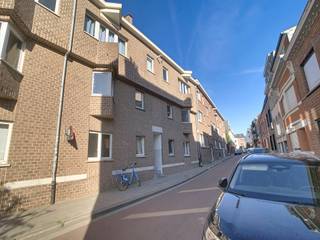 <p>Dit instapklare duplexappartement in Heverlee biedt een aangename combinatie van ruimte, comfort en een uitstekende ligging nabij Leuven centrum. Met 2 slaapkamers, een terras, een fietsenstalling en een energieprestatiecertificaat met label B is dit appartement een praktische en comfortabele keuze voor wie rustig wil wonen en toch snel in Leuven wil zijn.</p><p>Op de benedenverdieping kom je binnen in een uitnodigende leefruimte met een aangename indeling. De woonkamer biedt voldoende plaats voor een gezellige zithoek en een eetgedeelte, waardoor dit een fijne plek wordt om thuis te komen en gasten te ontvangen. Aansluitend bevindt zich de afgesloten keuken. De aparte keuken zorgt voor een duidelijke scheiding tussen koken en wonen en biedt tegelijk alles wat nodig is voor het dagelijkse comfort. Op deze verdieping is er bovendien een apart gastentoilet, een praktische troef voor bewoners en bezoekers.</p><p>De bovenverdieping omvat 2 slaapkamers en een badkamer. De slaapkamers bieden verschillende mogelijkheden, afhankelijk van je woonwensen: naast een hoofdslaapkamer kan de tweede kamer bijvoorbeeld dienstdoen als kinderkamer, bureau of logeerkamer. De badkamer vormt een functioneel geheel en zorgt ervoor dat de woning ook op de bovenverdieping praktisch is ingericht.</p><p>Buiten beschikt het duplexappartement over een terras waar je op aangename dagen even kunt genieten van de buitenlucht. Daarnaast is er een fietsenstalling, wat bijzonder handig is in een omgeving waar je gemakkelijk gebruik kunt maken van de fiets voor verplaatsingen richting Leuven en Heverlee.</p><p>Ook de ligging is een belangrijke troef. Het appartement bevindt zich in de Groenstraat in Heverlee, op korte afstand van Leuven centrum en het station van Heverlee. Hierdoor combineert deze woning de rust van Heverlee met een vlotte verbinding naar het centrum en andere bestemmingen. Winkels, openbaar vervoer en dagelijkse voorzieningen bevinden zich in de nabije omgeving.</p><p>Dit appartement in Heverlee is dankzij de instapklare staat, 2 slaapkamers, het terras, de praktische indeling en het energieprestatiecertificaat met label B een aantrekkelijke woonoplossing. Ontdek zelf de mogelijkheden van dit duplexappartement en plan een bezoek via www.living-stone.be! </p>