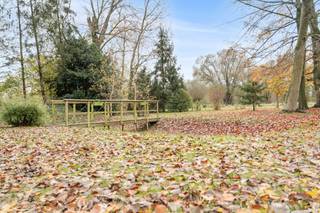 Te koop: goed onderhouden gesloten woning in Lebbeke, gelegen in de Lange Weversstraat, op korte afstand van scholen, openbaar vervoer en...