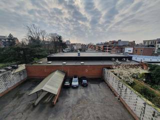 Zeer centraal gelegen standplaats te huur. Vlakbij het station, afgesloten van straat met elektrische poort... op wandelafstand van de Grote Markt,...