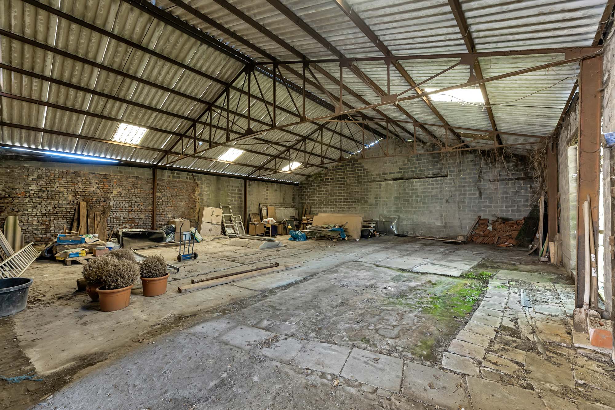 Ruime te renoveren woning met loods en bouwgrond - foto 4