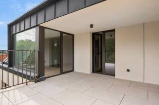 <p><span>Exclusieve nieuwbouwappartementen te huur in het centrum van Schilde</span></p><p><span>Ontdek deze stijlvolle nieuwbouwappartementen waar comfort, kwaliteit en tijdloze elegantie samenkomen. Elk appartement werd afgewerkt met hoogwaardige materialen en oog voor detail, zodat u meteen kunt genieten van een luxueuze woonervaring.</span></p><p><span>De lichtrijke leefruimtes zijn voorzien van een prachtige samengestelde eiken parketvloer die zorgt voor een warme en moderne uitstraling. De volledig uitgeruste designkeuken in fineer gerookte eik, afgewerkt met natuurstenen werkbladen, vormt het hart van de woning en is uitgerust met kwalitatieve toestellen van Novy, Liebherr en Bosch.</span></p><p><span>Ook aan praktisch comfort werd gedacht. Zo beschikt elk appartement over een vestiaire en een op maat gemaakte dressing in de hoofdslaapkamer. Badkamer, keuken en berging zijn afgewerkt met onderhoudsvriendelijke keramische tegels van hoogwaardige kwaliteit.</span></p><p><span>De appartementen worden volledig geschilderd opgeleverd en zijn voorzien van verlichtingsarmaturen, zodat u zonder zorgen meteen kunt intrekken.</span></p><p><span>Troeven van deze appartementen:</span><span><br />- Hoogwaardige en duurzame afwerking<br /> - Volledig uitgeruste designkeuken met topmerken<br />- Op maat gemaakte dressing in de hoofdslaapkamer<br />- Warme eiken parketvloer in de leefruimtes<br />- Verlichtingsarmaturen inbegrepen<br />- Volledig geschilderd en instapklaar<br />- Tijdloze architectuur en optimaal wooncomfort</span></p><p><span>Bent u op zoek naar een appartement waar kwaliteit, comfort en stijl centraal staan? Dan zijn deze exclusieve nieuwbouwappartementen absoluut een bezoek waard. Neem vandaag nog contact op voor meer informatie of een bezichtiging.</span></p>