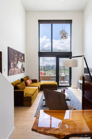 <p><strong>Luxueus duplex penthouse van ca. 167 m², gelegen in een recent nieuwbouwcomplex in Berchem. Op de 7de verdieping geniet u van een prachtig uitzicht op de groene binnentuin van het "Zilverkwartier". Dankzij de centrale ligging bevinden winkels, openbaar vervoer, scholen, ziekenhuizen, parken, gezellige restaurants, koffiebar Mono, Colruyt en belangrijke in- en uitvalswegen zich op wandelafstand.</strong></p>
<p><span>INDELING:</span></p>
<p><span>Via de INKOMHAL met ingemaakte vestiairekast en gastentoilet met handenwasser betreedt u via een stijlvolle smeedijzeren glazen deur de ruime en bijzonder lichtrijke LEEFRUIMTE van ca. 37 m². De indrukwekkende plafondhoogte van maar liefst 5,5 meter en de grote glaspartijen zorgen voor een uitzonderlijke lichtinval. Aansluitend bevindt zich het westgericht TERRAS van ca. 30 m² met een prachtig uitzicht op de binnentuin.</span></p>
<p><span>De luxueuze KEUKEN van ca. 15 m² is afgewerkt met warme houtaccenten en voorzien van alle comfort: een inductiekookplaat, combi-oven, aparte oven, vaatwasser, ingebouwde spoeltafel en koelkast.<br /></span><span>Naast de keuken bevindt zich een praktische BERGING.</span></p>
<p><span>Vanuit zowel de keuken als de leefruimte heeft u toegang tot het tweede TERRAS van ca. 15 m², ideaal georiënteerd op het zuidoosten.</span></p>
<p><span>Via de trap in de leefruimte bereikt u de verdieping.<br /></span><span>Hier bevinden zich twee ruime slaapkamers.</span></p>
<p><span>SLAAPKAMER 1 ca. 15 m² is afgewerkt met parket, voorzien van ingemaakte kasten en beschikt over een ensuite badkamer met douche, toilet en lavabo in meubel.<br /></span><span>SLAAPKAMER 2 ca. 15 m² is eveneens afgewerkt met parket, voorzien van ingemaakte kasten en beschikt over een ensuite badkamer met douche in bad, dubbele lavabo in meubel en toilet.</span></p>
<p><span>MOGELIJKHEID TOT AANKOOP:<br /></span><span>Kelderberging in het gebouw van ca. 8 m²: € 9.500<br /></span><span>Garagebox in het gebouw van ca. 20 m²: € 37.500</span><br /><span>Twee autostaanplaatsen, waarvan één met laadpaal: elk € 20.000</span></p>
<p><strong>BIJZONDERHEDEN:</strong></p>
<span>* Luxueuze afwerking met hoogwaardige materialen.<br /></span><span>* Mogelijkheid tot het plaatsen van een privélift in het appartement.</span><br /><span>* Recent gebouw uit 2022.</span><br /><span>* Prachtig uitzicht op de groene binnentuin.</span><br /><span>* Twee ruime en zonnige terrassen met verschillende oriëntaties.</span><br /><span>* Gemeenschappelijke kosten: € 200/maand, inclusief onderhoud van de gemeenschappelijke delen, poetsdienst, blokpolis, tuinonderhoud en syndicus.</span>