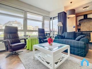 Cet appartement une chambre se trouve à distance de marche du magnifique Parc 58 et de la plage – l’endroit parfait pour profiter du calme, de la nature et de la mer.<br /><br />L’agencement est pratique et confortable : un hall d’entrée mène à une chambre spacieuse, une salle de douche avec toilette, ainsi qu’un séjour lumineux avec cuisine ouverte. Vous bénéficiez également d’un balcon agréable, idéal pour un moment de détente.<br /><br />Il est également possible d’acheter un garage dans l’immeuble – un atout pour se garer en toute sécurité.<br /><br />Intéressé(e) ?<br />Téléphone : 050 60 99 70<br />E-mail : info@immodenil.be