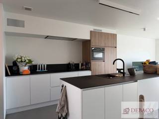 Prachtig appartement in een groene omgeving op wandelafstand van het centrum<br /><br />Dit appartement beschikt over een ruime en lichte leefruimte met moderne open keuken (voorzien van inductiekookplaat, koelkast, vaatwasser en combi-oven) en aansluitende berging, badkamer met inloopdouche en wastafel, gastentoilet, twee slaapkamers, vestiaire en zuid-gericht zonneterras. De ondergrondse autostaanplaats en kelderberging zijn in de prijs inbegrepen. Er is een mogelijkheid tot het huren van een tweede autostaanplaats indien gewenst. <br /><br />De prachtige architectuur gaat gepaard met een moderne en energiezuinige afwerking. Vloerverwarming, zonnepanelen, hoogrendementsketel en LED-verlichting zorgen voor een uniek laag energiepijl.<br /><br />Dankzij een private autovrije doorgang naar het centrum is de markt op wandelafstand te bereiken. <br /><br />Het appartement is beschikbaar vanaf 1 april 2026.<br />Alle verbruik is individueel. De gemeenschappelijke kosten bedragen €75 per maand.<br /><br />De EPC-waarde bedraagt 43 kWh/m² (Label A).<br /><br />Hebt u interesse in dit mooie appartement te Herenthout?<br />Contacteer ons via info@debaco.be of bel ons op 014/73.77.77 voor een bezoek ter plaatse!