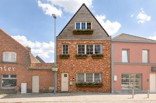 Rustig en centraal gelegen gezinswoning met een bewoonbare oppervlakte van ca. 170 m², gelegen in de dorpskern van Dentergem, vlakbij de kerk en het gemeentehuis. De woning geniet van een vlotte bereikbaarheid en bevindt zich op wandelafstand van lokale voorzieningen, in een aangename en landelijke omgeving.<br /><br />PLUSPUNTEN:<br />* GUNSTIGE CENTRALE LIGGING<br />* TOTAALRENOVATIE 2010 | VOLLEDIG NIEUWE DAKCONSTRUCTIE 2024<br />* ZONNEPANELEN (14 STUKS x 425 WP) <br />* WARMTEPOMP (lucht/lucht) AIRCO/VERWARMING <br />* ENERGIEVRIENDELIJK | B-LABEL <br />* AUTOMATISCHE ZONWERING TWEEDE VERDIEPING<br />* MOGELIJKHEID TOT AANKOOP STAANPLAATS OP WANDELAFSTAND <br /><br />INTERIEUR:<br />U komt binnen via de inkomhal, die toegang geeft tot de lichtrijke woonkamer met open keuken. Dit betreft een ingerichte keuken met spoelbak, kookplaat, dampkap, oven met ruimte voor frigo. Verder beschikt het gelijkvloers over een praktische koele berging, een ruime wasplaats alsook een apart gastentoilet.<br /><br />Op de eerste verdieping bevinden zich 2 slaapkamers en een vernieuwde badkamer (2024) met dubbel lavabomeubel en inloopdouche. Tevens op dit verdiep een apart toilet. <br />Via een vaste trap bereikt u de tweede verdieping (volledig nieuw 2024), waar u de ruime derde (master) slaapkamer en een aparte bureauruimte terugvindt.<br /><br />EXTERIEUR: <br />Op het eerste verdiep is er een gezellig overdekt terras (7m²) waar het gezellig vertoeven is!