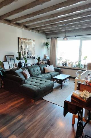<p>Instapklaar gelijkvloers appartement van ca. 79 m², gelegen net buiten het centrum van Nijlen. Het appartement maakt deel uit van een kleinschalig gebouw met vier wooneenheden en beschikt over een eigen ingang, twee slaapkamers en een privé garage.</p><p>Het appartement omvat een leefruimte, vernieuwde keuken (2023), twee slaapkamers, een vernieuwde badkamer met bad (2019), twee bergingsruimtes en een inkomhal.</p><p>Aansluitend aan het appartement bevindt zich een zuidwestgericht overdekt terras met grasperkje (kunstgras). Achter het gebouw ligt een bijhorende privatieve garage met elektrische poort op afstandsbediening. Vooraan het gebouw bevindt zich nog een autostaanplaats en aan de straat ligt een openbare parkeerstrook, waardoor er meerdere parkeermogelijkheden zijn vlakbij het appartement.</p><p>Het is een appartement, maar dankzij een aparte inkom, individuele meters en gebrek aan gemeenschappelijke kosten, wordt er een huiselijk gevoel gecreëerd. Het appartement beschikt overal over dubbele beglazing en aan de straatzijde over driedubbele beglazing, waardoor het geluid van de straat sterk wordt beperkt.</p><p>Het appartement heeft een EPC-score van 234 kWh/m² (label C) en de elektrische installatie is conform.<br />De ligging net buiten het centrum van Nijlen zorgt voor een goede bereikbaarheid van winkels, scholen en openbaar vervoer. Ook de E313 is vlot bereikbaar.</p><p>Belangrijkste kenmerken:</p><p>- ca. 79 m²<br />- gelijkvloers met eigen ingang<br />- 2 slaapkamers<br />- instapklaar<br />- vernieuwde keuken en badkamer<br />- zuidwestgerichte gemeenschappelijke tuin<br />- overdekt terras<br />- privé garage<br />- bijkomende parkeermogelijkheid voor het gebouw en in de straat<br />- EPC C – 234 kWh/m²<br />- conforme elektriciteit<br />- individuele verwarming en nutsvoorzieningen<br />- dubbele beglazing, driedubbele beglazing aan straatzijde<br />- geen gemeenschappelijke kosten<br />- geen syndicus</p><p>Rechtstreekse verkoop door eigenaar.</p>