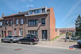 <p><span>HOBOKEN | RUIME GEZINSWONING MET VIER SLAAPKAMERS, TUIN EN GROTE ACHTERLIGGENDE GARAGE OP EEN TOTALE OPPERVLAKTE VAN 312m² | EPC D  | </span></p><p><span>Indeling als volgt: gelijkvloers: inkomhal - traphal met toilet - gesloten, volledig geïnstalleerde keuken - riante leefruimte - binnenpatio - tuin met terras - grote achterliggende garagebox.</span></p><p><span>Eerste verdieping: traphal - badkamer met ligbad, lavabo en toilet - twee slaapkamers. Tweede verdieping: traphal - wasplaats met toilet - twee slaapkamers. </span></p><p><span>Droge opbergkelder. Deze woning is gelegen in de nabijheid van scholen, winkels en openbaar vervoer. Goede verbinding met de grote uitvalswegen en het centrum van Antwerpen. </span></p>