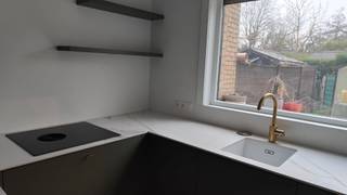 Deze ruime woning beschikt over drie slaapkamers, ideaal voor gezinnen of koppels die extra ruimte zoeken. Zowel de keuken als de badkamer zijn...