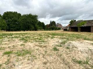 Landelijk en rustig gelegen bouwgrond op een oppervlakte van 4a 89ca. Het betreft de loten 5, 5A en 5B, geschikt voor een halfopen bebouwing. Voor meer inlichtingen contacteer snel ons kantoor!<br />