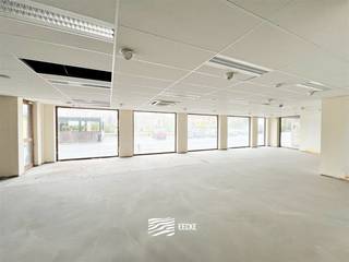 Ruim handelspand met veel visibiliteit!Gelegen aan een invalsweg van Veurne , op enkele stappen van de Grote Markt- totale oppervlakte van 227 m²-...