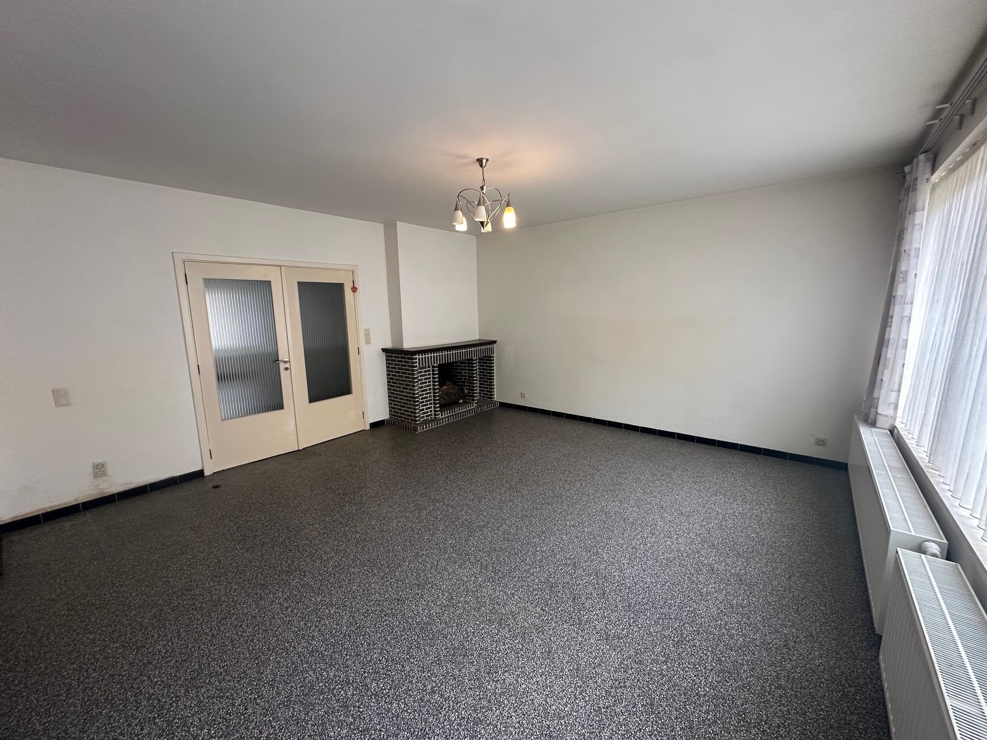 Gelijkvloers appartement met 2 slaapkamers, ruime berging en overdekte autostaanplaats - foto 2