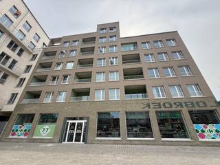 Nieuwbouwappartement op super leuke ligging in Antwerpen nabij de grote verbindingswegen, Singel,...<br /><br />Indeling: <br />Inkomhal op tegelparket, +/- 2 m². Vestiaire<br />Afzonderlijk toilet.<br />Living: +/- 29 m², tegelparket. Terras: +/- 6 m².<br />Open ingerichte keuken met spoeltafel, kasten, keramisch kookfornuis, frigo, combi-oven, vaatwasser, dampkap.<br />Slaapkamer: +/- 3.20 x 4, tegelparket.<br />Badkamer met inloopdouche en wastafel met meubel.<br /><br />Ondergrondse autostaanplaats: € 120 per maand (mogelijkheid met laadpaal, mogelijkheid om er 2 te huren)<br /><br />Algemene onkosten: € 125 per maand.<br /><br /><br />