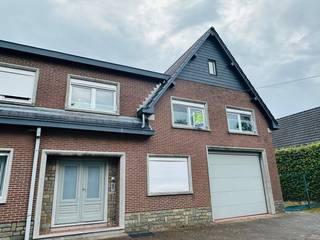 Goed onderhouden knusse woning te Bolderberg.<br /><br />Deze halfopen bebouwing is instapklaar. Het pand heeft twee slaapkamers, een ingerichte keuken en badkamer, living en wasplaats.<br /><br />Voor de woning is er één privatieve autostandplaats voorzien.