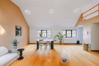 <p><span>GENT CENTRUM - Ruim en lichtrijk appartement met mezzanine in de Gentse Binnenstad</span></p><p><span> </span></p><p><span>Gelegen in de gegeerde Hoogpoort, vlakbij de Korenmarkt en Vrijdagsmarkt, vinden we dit instapklare 1 slaapkamer-appartement in een karaktervolle en kleinschalige residentie. Het appartement geniet verder van een stijlvolle, moderne uitstraling met hoge plafonds en een ruim woonvolume.</span></p><p><span> </span></p><p><span>Deze opportuniteit is perfect geschikt voor zowel eigen bewoning als investering.</span></p><p><span> </span></p><p><span> </span></p><p><span>De troeven in een notendop: </span></p><ul><li><span>Recent opgefrist</span></li><li><span>Hippe interieurelementen</span></li><li><span>Lichtrijke en gezellige leefruimte</span></li><li><span>Aparte slaapkamer op mezzanine</span></li><li><span>Unieke ligging</span></li><li><span>Lage gemeenschappelijke kosten</span></li><li><span>EPC Label C, asbestveilig en conforme elektriciteit</span></li></ul><p><span> </span></p><p><span> </span></p><p><span>Indeling:</span><span> Inkomhal met aparte berging, lichtrijke zithoek met eetkamer, geïnstalleerde keuken, badkamer met lavabomeubel, douche en toilet en een comfortabele slaapkamer op de mezzanine.</span></p><p><span> </span></p><p><span> </span></p><p><span>Belangrijk: </span></p><p><span>Richtprijs: 319.500 EUR</span></p><p><span>EPC: 252 kWh/m² jaar (UC: 20250503-0003591719-RES-1)</span></p><p><span>Geen renovatieverplichting</span></p><p><span>Onmiddellijk beschikbaar</span></p><p><span> </span></p><p><span>Interesse? Contacteer Axel Lenaerts makelaars voor meer info of een bezoek ter plaatse via <span>Laurens@axellenaerts.be</span></span><span> of 09 245 24 24</span></p><p><span> </span></p>
