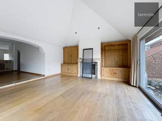 Dit recent vernieuwde en gezellig duplex-appartement is prima gelegen kant Kortrijk.Het omvat : aparte inkomhal met trap naar de 1e verdieping : zeer...