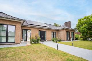 Volledig gerenoveerde villa in rustige en residentiële buurt Deze gelijkvloerse villa werd tot in de puntjes gerenoveerd en wacht op een nieuwe...