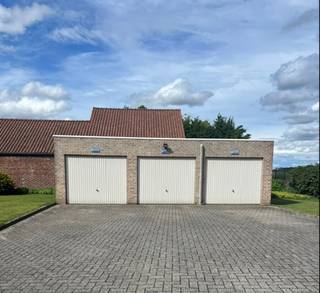 <h2>Garagebox te koop nabij centrum Diepenbeek</h2>
<p>Gesloten garagebox op een gunstige ligging vlakbij het centrum van <span><span>Diepenbeek</span></span>.</p>
<p>Deze garagebox is ideaal voor het veilig stallen van een wagen, motorfiets of als extra opslagruimte. Dankzij de vlotte bereikbaarheid en de centrale ligging vormt dit ook een interessante investering voor eigen gebruik of verhuur.</p>
<h3>Troeven</h3>
<ul>
<li>Gesloten garagebox met kantelpoort</li>
<li>Gelegen nabij het centrum van Diepenbeek</li>
<li>Vlotte verbinding naar invalswegen</li>
<li>Ideaal als parkeerplaats of opslagruimte</li>
<li>Interessante investering</li>
</ul>
