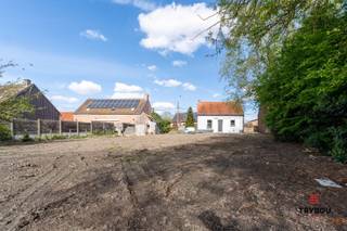 Bent u op zoek naar een woning die u volledig naar eigen smaak en wensen kan renoveren? Dan is deze alleenstaande woning op een perceel van maar liefst 896 m², gelegen op een boogscheut van het centrum van Houthulst, een unieke kans.<br /><br />Deze eigendom is de perfecte opportuniteit voor renovatiezoekers, investeerders of handige kopers die hun eigen woonproject willen realiseren op een sterke locatie.<br />Troeven:<br /><br />*Rustige ligging nabij het centrum<br />*Mogelijkheid tot 3 slaapkamers<br />*West-georiënteerde, ruime tuin<br />*Veel renovatiepotentieel<br /><br />Buiten geniet u van een ruime, west-georiënteerde tuin waar u in alle rust kan ontspannen en genieten van de avondzon. Deze buitenruimte biedt tal van mogelijkheden voor tuinliefhebbers of wie droomt van een groene oase rond de woning.<br /><br />Dankzij de centrale maar rustige ligging, vlakbij het centrum van Houthulst en alle nodige voorzieningen, combineert deze woning een uitstekende bereikbaarheid met een aangename woonomgeving.<br /><br />📞 Interesse? Contacteer Thijs:<br />📲 051 57 54 61<br />📧 thijs@grouptrybou.be | friedel@grouptrybou.be