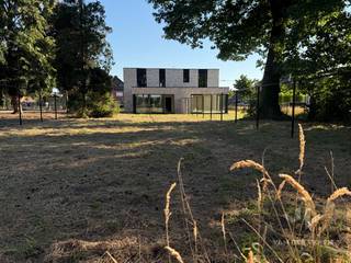 Ruime en volledig afgewerkte half open BEN-woning met 4 slaapkamers te bewonderen in het gezellige Kermt.Vanaf +- 1 oktober heropstart werken...